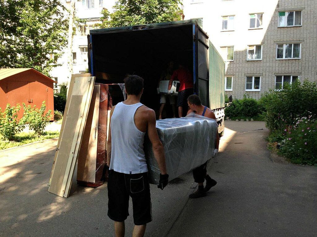 Погрузка мебели в грузовик